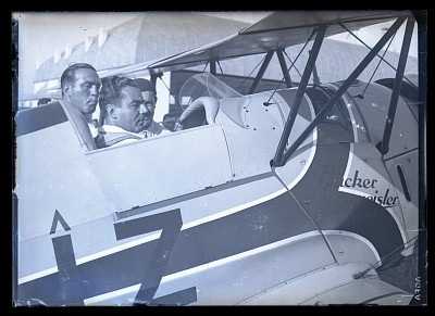 Bâzu Cantacuzino, fotografiat în carlinga avionului său