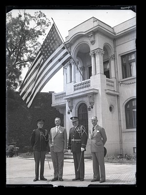 Ministrul Statelor Unite, Franklin Mott Günther, înconjurat de colonelul Eugène Vilaret, maiorul John P. Ratay și M. L. M. Richardson