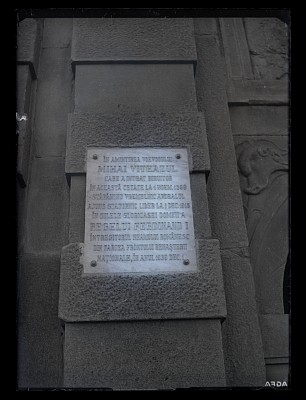 Placă memorială dedicată intrării lui Mihai Viteazul în Cetatea Alba Iulia și încoronării regelui Ferdinand