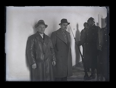 Béla Tőkés și Romulus Gabriel Culda, asasinii lui Goldschläger, aduși sub escortă la Tribunalul Militar