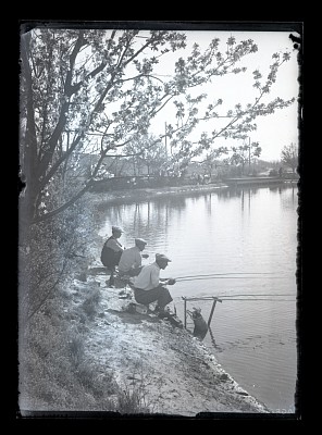 Pescari la pescuit pe lac