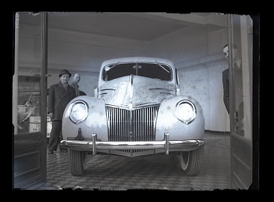 Ford V8 DeLuxe în reprezentanța Ford