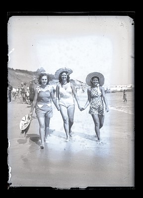Tinere la plajă, pe litoralul românesc