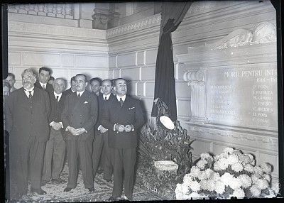 Mitică Constantinescu la dezvelirea plăcii comemorative a eroilor Băncii Naționale