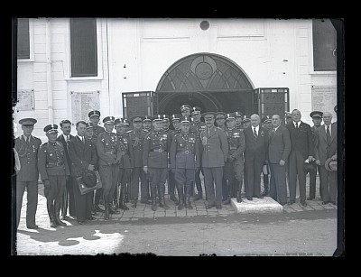 Grupul de ofițeri polonezi în vizită în România, fotografiat în fața Regimentului 6 Gardă „Mihai Viteazul”