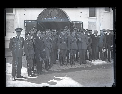 Grupul de ofițeri polonezi în vizită în România, fotografiat în fața Regimentului 6 Gardă „Mihai Viteazul”