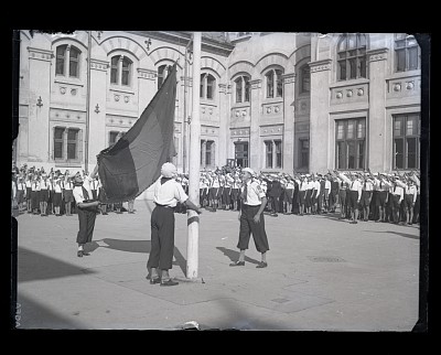 Ceremonia arborării steagului la deschiderea anului școlar la Liceul „Gheorghe Lazăr”