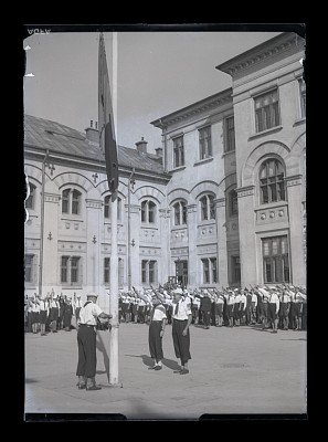 Ceremonia arborării steagului la deschiderea anului școlar la Liceul „Gheorghe Lazăr”