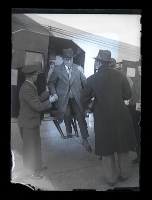 Sir John Walter, directorul ziarului englez „The Times”, coborând din avion