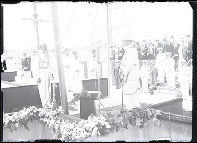 M. S. Regele Carol al II-lea rostind un discurs cu prilejul ceremoniei de botez a navei „Amiral Murgescu”