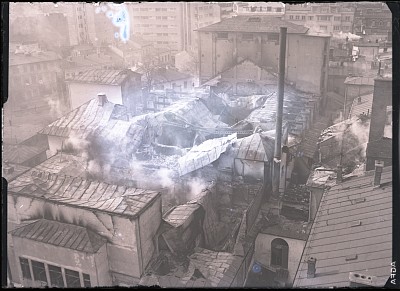 Clădire industrială în ruină în urma unui incendiu