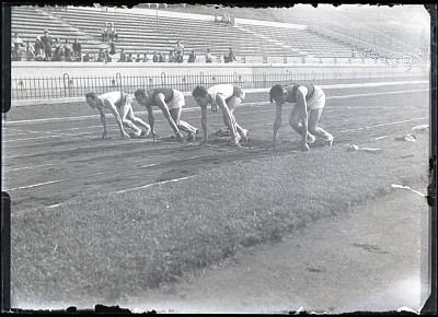 Concurenți în competiția de atletism, pregătiți de start, pe Stadion O.N.E.F.