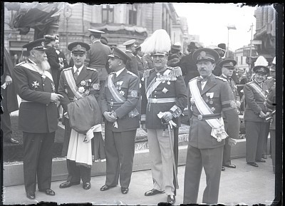 Nicolae Iorga alături de Grigore Gafencu și oficiali la sărbătoarea de 10 mai