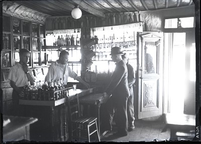 Moment surprins într-un bar de cartier