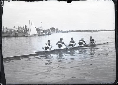 Concurs de canotaj pe lac