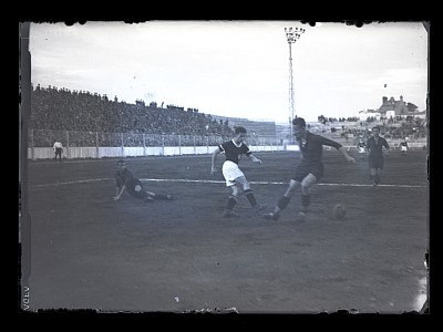 Fază dintr-un meci de fotbal dintre Venus București și A.M.E.F.A. Arad pe Stadion Venus