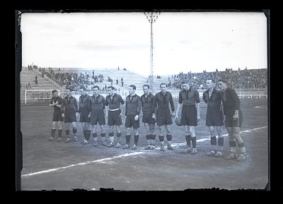 Echipa A.M.E.F.A. Arad înainte de meciul de fotbal cu Venus București pe Stadion Venus