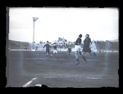 Fază dintr-un meci de fotbal dintre Venus București și A.M.E.F.A. Arad pe Stadion Venus