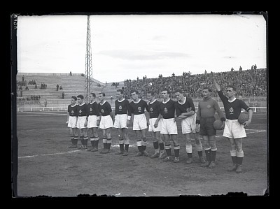 Echipa Venus București înainte de meciul de fotbal cu A.M.E.F.A. Arad pe Stadion Venus