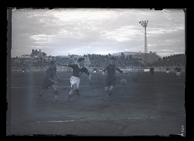 Fază dintr-un meci de fotbal dintre Venus București și A.M.E.F.A. Arad pe Stadion Venus
