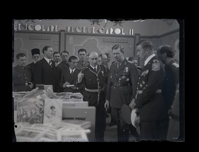 M. S. Regele Carol al II-lea primind explicațiile prof. Dongorozi, în prezența d-lui Teofil Sidorovici, la „Luna Cărții”