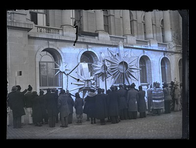 Grup de colindători în fața Palatului Regal pe Calea Victoriei