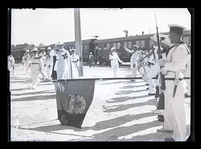 Regele Carol al II-lea primit de fanfara militară în gara Constanța, cu ocazia ceremoniei de Ziua Marinei