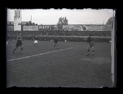 Meci de fotbal între România-Ungaria pe Stadionul O.N.E.F.
