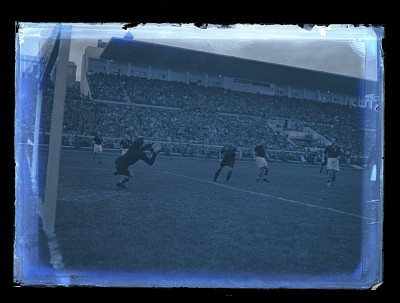 Fază dintr-un meci de fotbal dintre România-Ungaria pe Stadionul O.N.E.F.