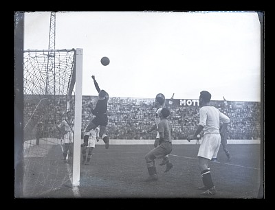Fază dintr-un meci de fotbal între Venus București și Unirea Tricolor pe Stadion Venus