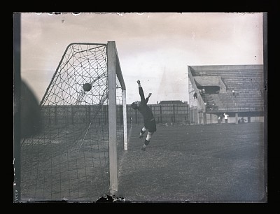 Fază de la poartă dintr-un meci de fotbal pe Stadion O.N.E.F.
