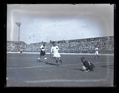 Fază dintr-un meci de fotbal dintre F.C. Sportul Studențesc și Ferencvaros Budapesta pe Stadion Venus