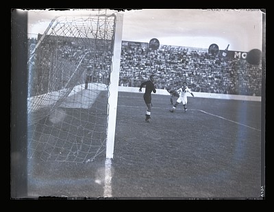 Fază dintr-un meci de fotbal între Venus București și Unirea Tricolor pe Stadion Venus