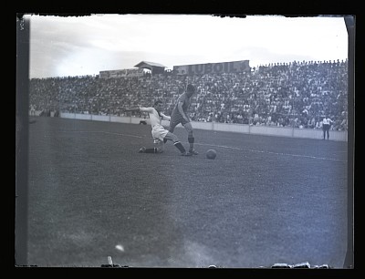 Fază dintr-un meci de fotbal între Venus București și Unirea Tricolor pe Stadion Venus
