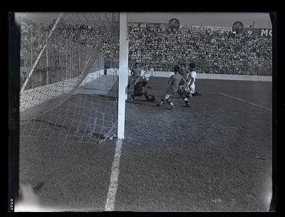 Fază dintr-un meci de fotbal între Venus București și Unirea Tricolor pe Stadion Venus