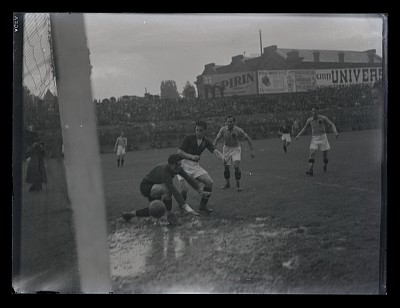 Fază din timpul meciului România-Bulgaria, pe Stadion O.N.E.F.