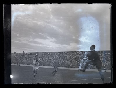 Fază dintr-un meci de fotbal între Venus București și Unirea Tricolor pe Stadion Venus