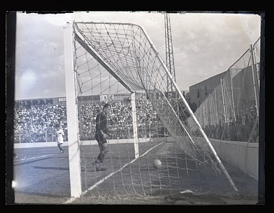 Fază dintr-un meci de fotbal dintre F.C. Sportul Studențesc și Ferencvaros Budapesta pe Stadion Venus