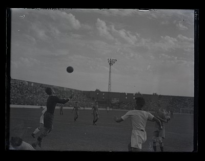 Fază dintr-un meci de fotbal între Venus București și Unirea Tricolor pe Stadion Venus