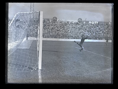 Fază dintr-un meci de fotbal între Venus București și Unirea Tricolor pe Stadion Venus