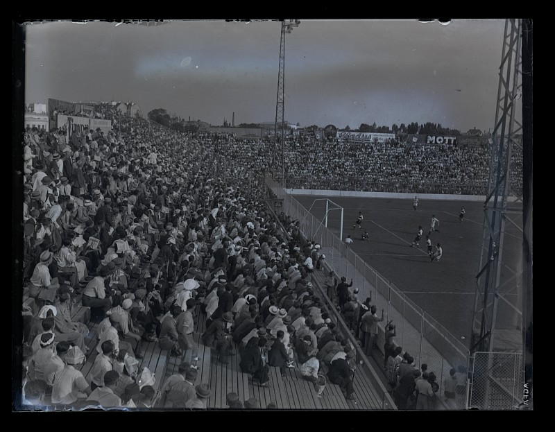 Spectatori la meciul de fotbal dintre F.C. Sportul Studențesc și Ferencvaros Budapesta pe Stadionul Venus