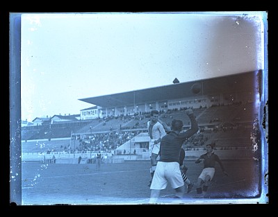 Fază dintr-un meci de fotbal dintre F.C. Rapid și C.A.O. pe Stadionul O.N.E.F.