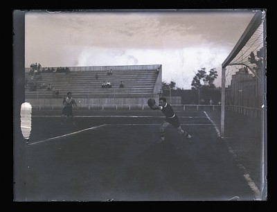 Fază dintr-un meci de fotbal al Universității Cluj pe Stadionul Venus