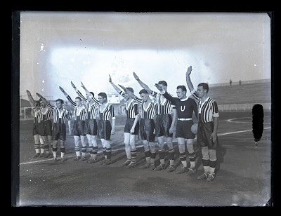 Echipa Universității Cluj participantă la un meci de fotbal pe Stadionul Venus
