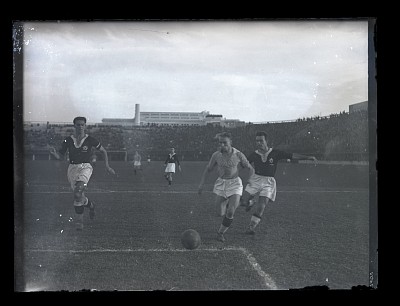 Fază dintr-un meci de fotbal dintre Venus București și Juventus pe Stadionul Venus