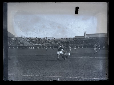 Fază dintr-un meci de fotbal dintre Venus București și Juventus pe Stadionul Venus