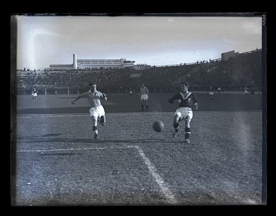 Fază dintr-un meci de fotbal dintre Venus București și Juventus pe Stadionul Venus