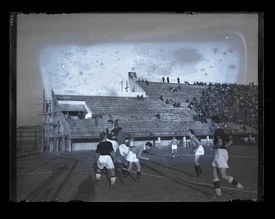 Fază dintr-un meci de fotbal dintre Venus București și Juventus pe Stadionul Venus