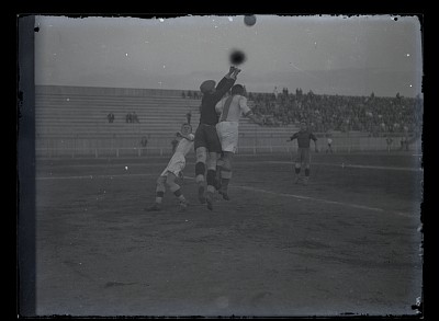 Fază dintr-un meci de fotbal pe Stadion Venus