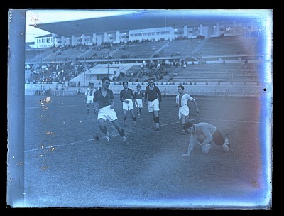 Fază dintr-un meci de fotbal dintre F.C. Rapid și C.A.O. pe Stadionul O.N.E.F.